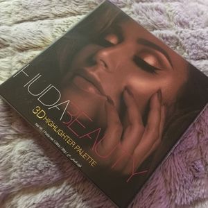 Huda beauty highlighter